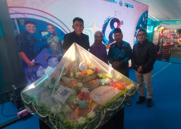 Sinergi Mengawal Jatim Maju, Gubernur Khofifah Kirim Tumpeng Spesial di HUT Ke-8 Memorandum Online
