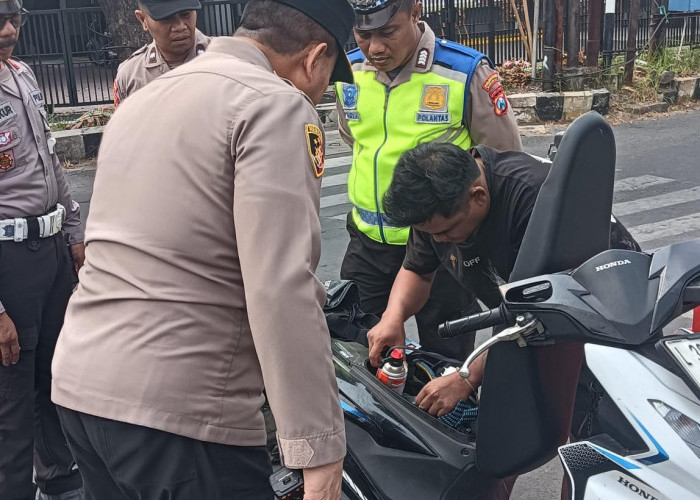 Polsek Sukomanunggal Beri Imbauan Simpatik di Jalan Kupang Jaya, Ajak Pengendara Tertib Lalu Lintas