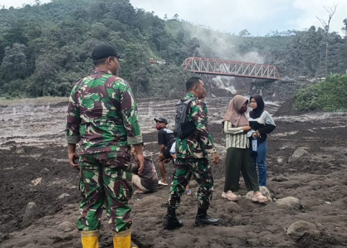 Babinsa Sumberwuluh Perketat Imbauan Keselamatan Pasca Erupsi Semeru di Besuk Kobokan