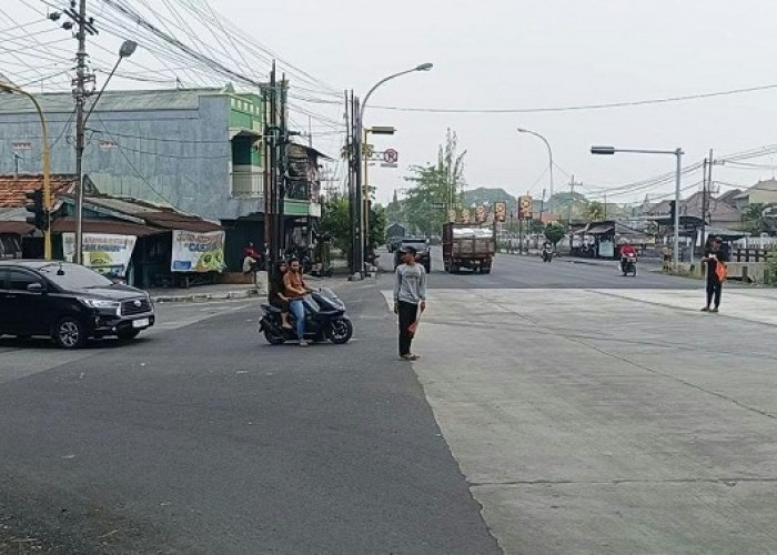 Lampu Merah Deket Lamongan Padam Dua Bulan, Relawan Ojek Atur Lalu Lintas