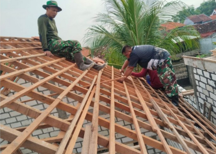Bahu Membahu di Gang Desa, Babinsa Kodim Lamongan Bedah Rumah Rutilahu Milik Sujoko