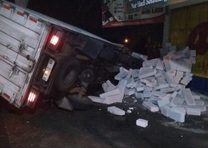 Adu Banteng Truk Boks Vs Motor di Kutorejo, Satu Pengendara Tewas