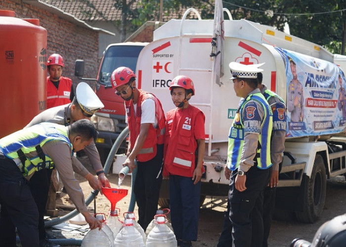 Warga Sumberpinang Terancam Krisis Air, Satlantas Polres Jember dan PMI Pasok 5.000 Liter 