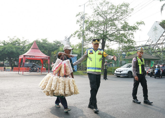 Kapolresta Sidoarjo dan Jajaran Gencarkan Pengaturan Lalu Lintas di Jam Sibuk, Beri Rasa Aman Pengguna Jalan