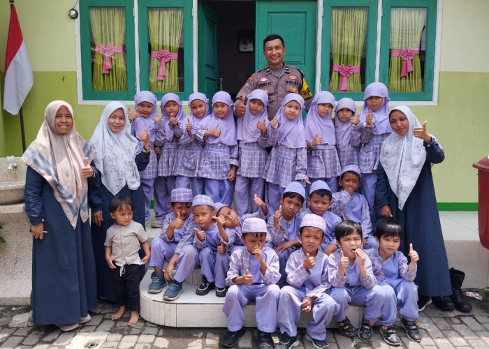 Program Hoofdbureau Bersinar, Bhabinkamtibmas Wonorejo Tanamkan Sosok Polisi Sahabat Anak di TK Pengawas II