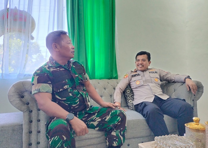 Kapolsek Tandes Perkuat Sinergitas TNI-Polri dengan Silaturahmi Kamtibmas ke Koramil