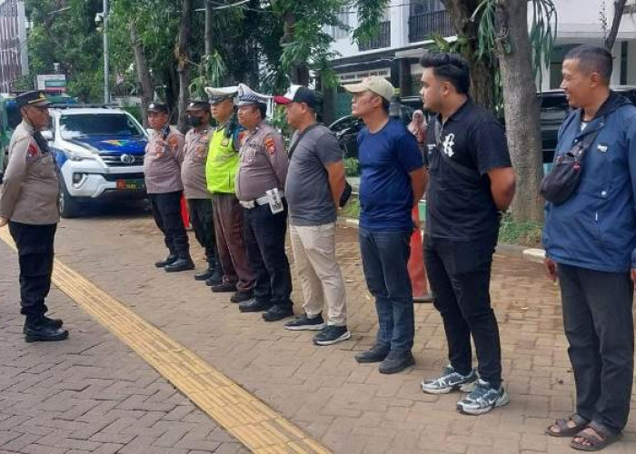 Polsek Gayungan Amankan Aksi Unjuk Rasa di Kantor Kejati Jatim