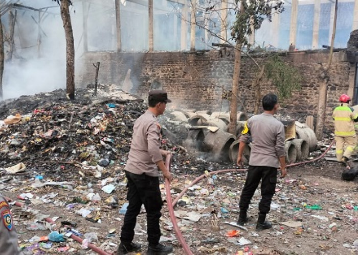 Kebakaran Kandang di Blitar, Tiga Kambing dan Toyota Hiace Hangus, Rugi Rp60 Juta