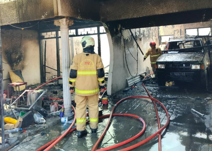 Kebakaran di Pradah Permai Surabaya, Rumah dan Mobil Ludes Dilalap Api