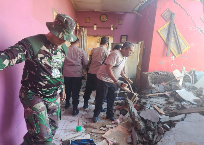 Kapolsek Gedangan dan TNI Bahu-Membahu Bersihkan Rumah Warga Terdampak Puting Beliung