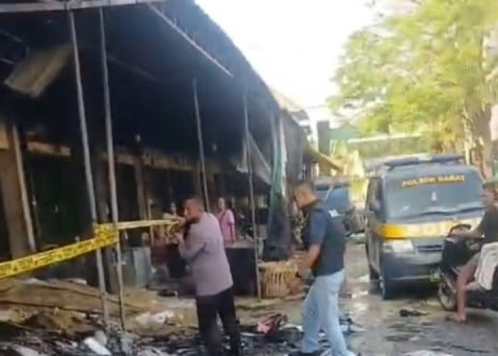 Kerugian Capai Rp1 Miliar, Polisi Pasang Police Line di 10 Kios Pasar Agrobis Babat yang Hangus