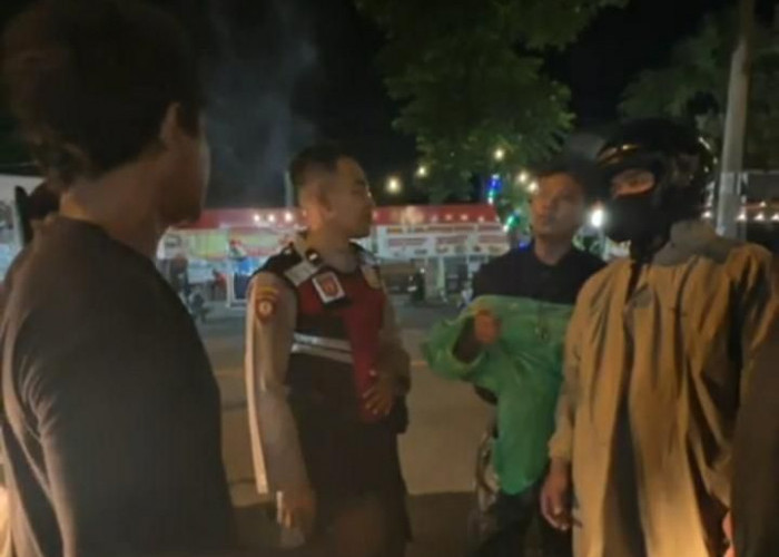 Redam Keributan Depan GOR Bung Hatta, Sat Samapta Polres Ngawi Mediasi Pengendara yang Bertengkar