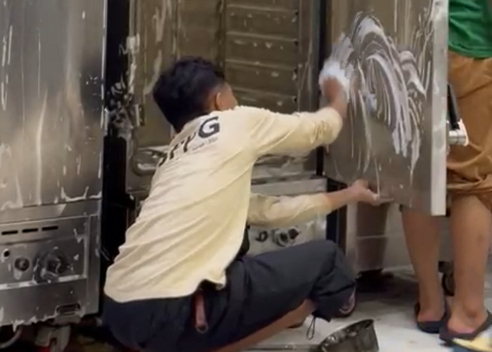 Jelang MBG Kembali Beroperasi, Relawan SPPG Jakbar Gotong Royong Bersihkan Dapur