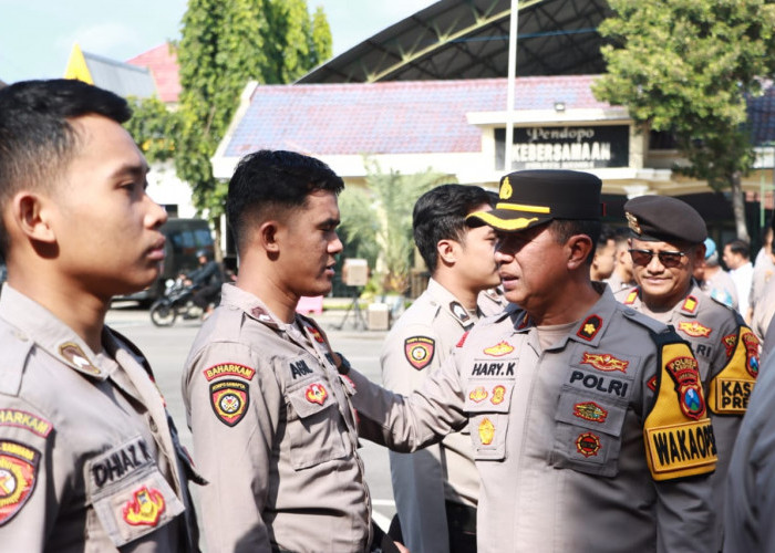 Wakapolres Kediri Cek Kelengkapan Identitas dan Kerapian Anggota