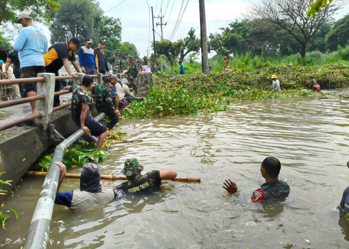 Antisipasi Banjir, Forkopimda Sidoarjo bersama Warga Kerja Bakti Normalisasi Sungai