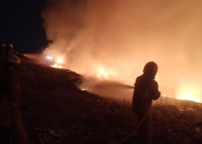 TPA Benowo Surabaya Kebakaran Akibat Flare Suporter