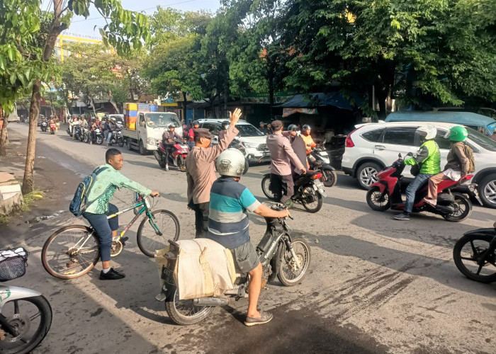 Gelar Pelayanan Pagi, Polisi Sidoarjo Turun ke Jalan dan Atur Lalu Lintas