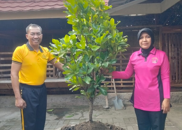 Dukung Gerakan Indonesia Asri, Polres Ngawi Tanam Puluhan Pohon Hadiah Hari Bhayangkara ke-80 