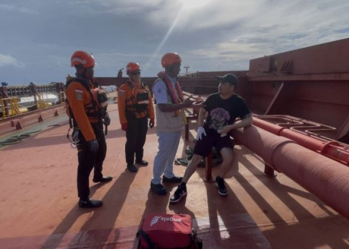 Tim SAR Evakuasi ABK Myanmar Sakit di Perairan Karang Jamuang