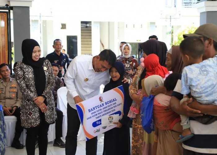 Sentuh Lapisan Masyarakat Rentan, Bupati Setyo Wahono Salurkan Bansos di Kecamatan Kasiman