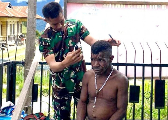 Prajurit Condromowo Cukur Rambut Anak-Anak Papua, Tarik Simpati Masyarakat