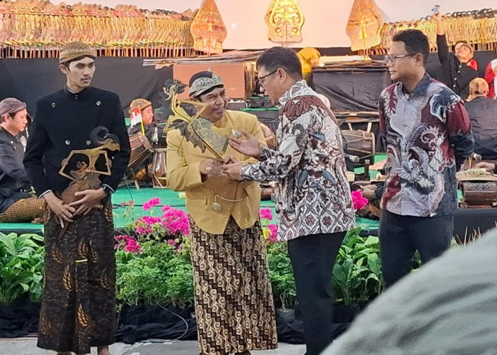 Gelar Wayang Kulit, Petrokimia Gresik Tampilkan Dalang Binaan Sanggar Perusahaan