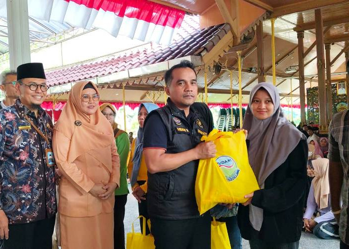 Konsisten Jaga Kebersihan Kota, Bupati Bangkalan Bagikan 1.000 Paket Sembako kepada Pasukan Kuning