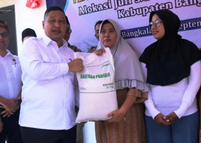 Sekda Bangkalan Salurkan Bantuan Pangan Beras kepada 169.190 KPM