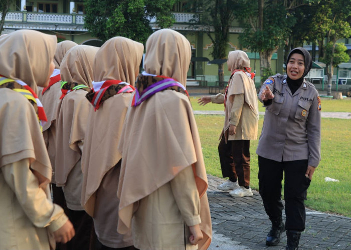 Bangun Karakter Generasi Muda, Polwan Polres Ngawi Sosialisasikan Bahaya Narkoba 