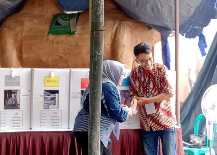 Mencoblos di TPS 31 Kendangsari, Laila Mufidah Harap Pemilu 2024 Bawa Kegembiraan bagi Rakyat
