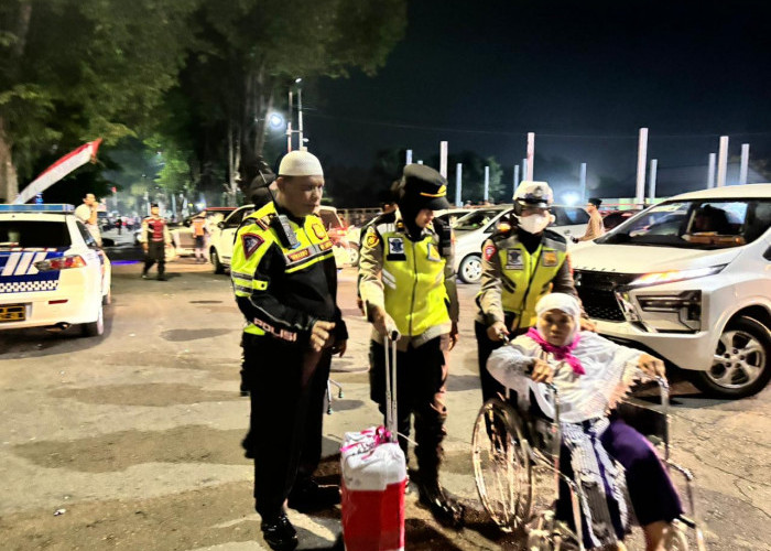 Aksi Polwan Polres Lumajang Sigap Bantu Dorong Kursi Roda Jemaah Haji Lansia