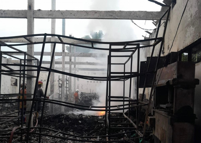 Gudang Home Industri Sepatu di Sooko Mojokerto Ludes Terbakar, Api Mengamuk sejak Dini Hari