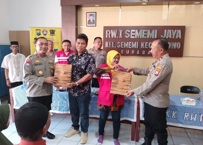 Polrestabes Surabaya Gelar Jumat Curhat dan Bagikan Bansos di Sememi