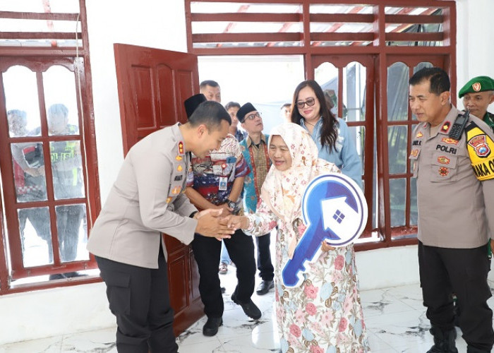 Kapolres Kediri Serahkan Kunci Bedah Rumah untuk Warga Joho Wates