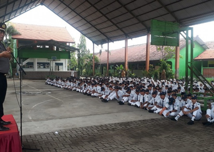 Satbinmas Polres Pasuruan Ingatkan Siswa SMPN Gempol Bahaya Narkoba dan Judi Online