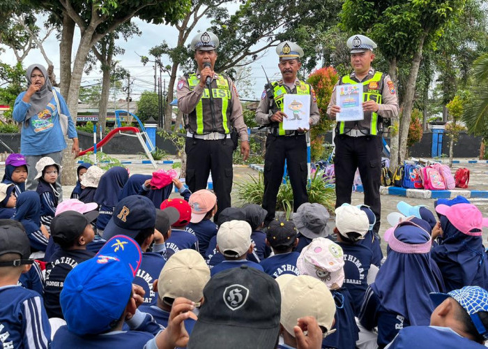 Eduksi Tertib Lalulintas, Performa Tampilan Satlantas Tebar Aura Positif di Depan Siswa TK RA Fathimah