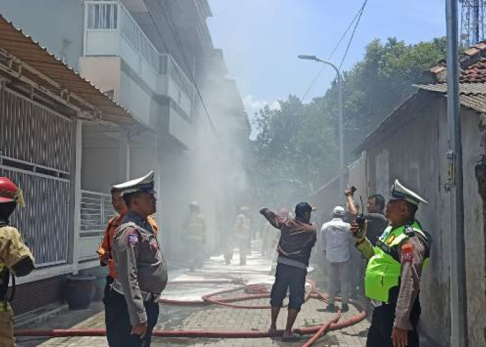 Ruko Penjual Minyak di Kalijudan Regency Barat Surabaya Terbakar, Kapolsek Mulyorejo Datangi Lokasi