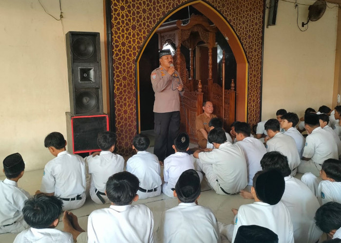 Polisi Krian Jadi Narasumber Pondok Ramadan SMPN 2