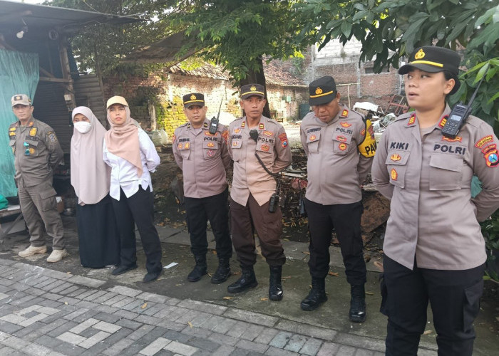 Polsek Sawahan Kawal Pengosongan Aset Pemkot Surabaya di Dukuh Kupang Barat