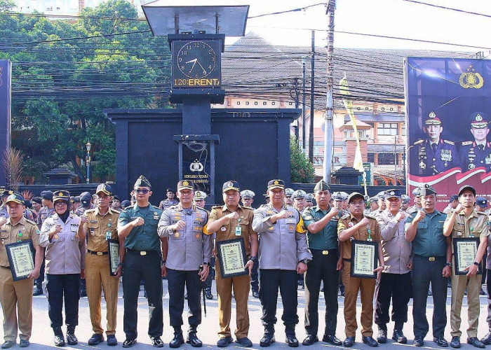 Kapolresta Malang Kota Beri Penghargaan Tiga Pilar Kelurahan Prestasi