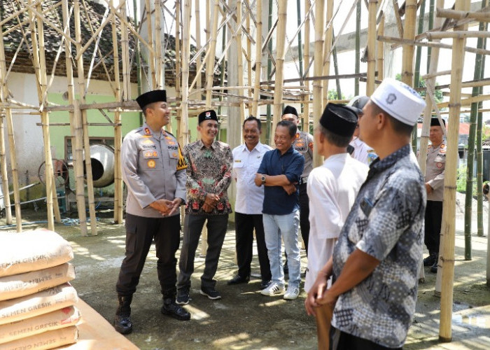 Polres Kediri Serahkan Bantuan Material Dukungan Pembangunan Masjid Baitul Ghufron Prambatan