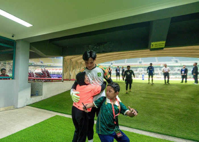 Momen Haru di GBT: Sugiarti, Fans Lansia 64 Tahun, Akhirnya Bertemu dan Tukar Jersey dengan Ernando Ari