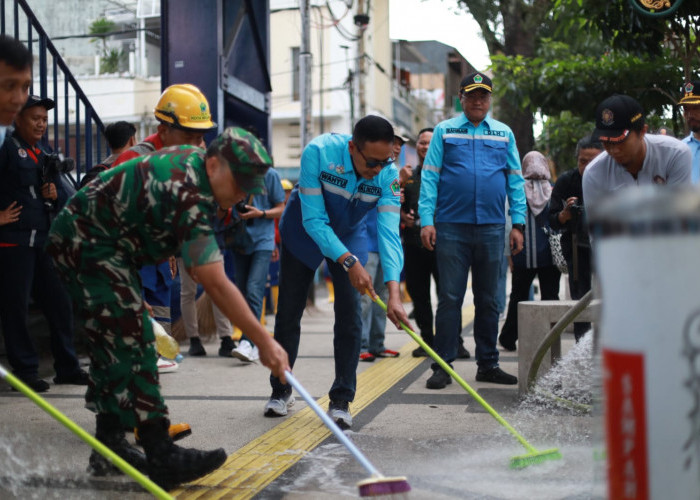Wujudkan Ngalam Rijik, Wali Kota Wahyu Bersihkan Koridor Kayutangan Heritage