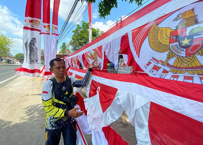 Semangat Kemerdekaan di Tepi Jalan: Kisah Pedagang Bendera Madiun