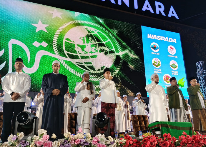 Pererat Persatuan, Ribuan Jamaah Padati Alun-alun Jember dalam Acara Shalawat Merah Putih