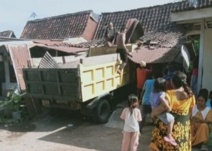 Dump Truck di Situbondo Tabrak Rumah Pemiliknya Hingga Hancur