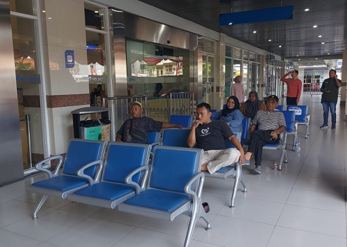 Keluarga Penumpang KM Mutiara Santosa 2 Datangi Pelabuhan Perak, Empat Korban Tewas