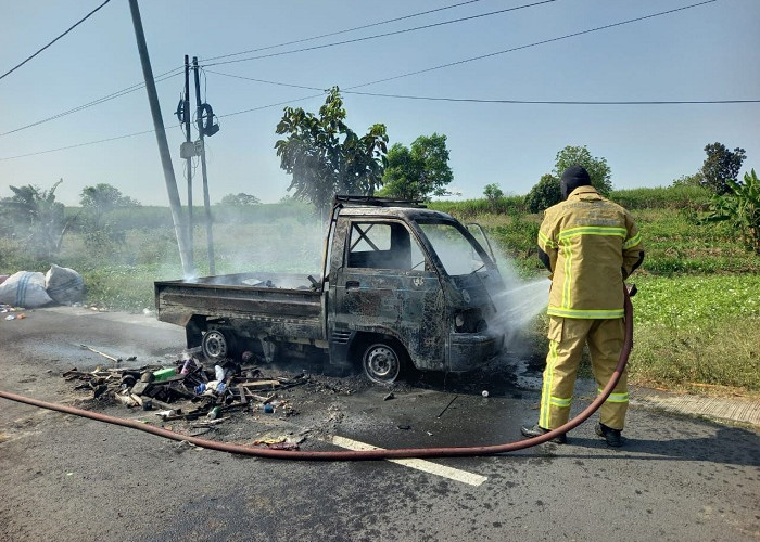 Pikap Bermuatan Barang Bekas Terbakar di Kedamean Gresik, Kerugian Capai Rp 60 Juta