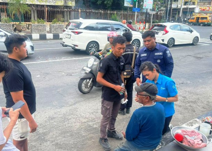 Aksi Humanis Bripka Julianto Sigap Tolong Lansia Terjatuh di Sidoarjo