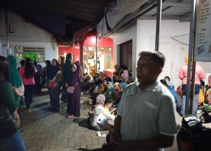 Ratusan Buruh Lipat Surat Suara di Malang Gerudug Rumah Kordinator